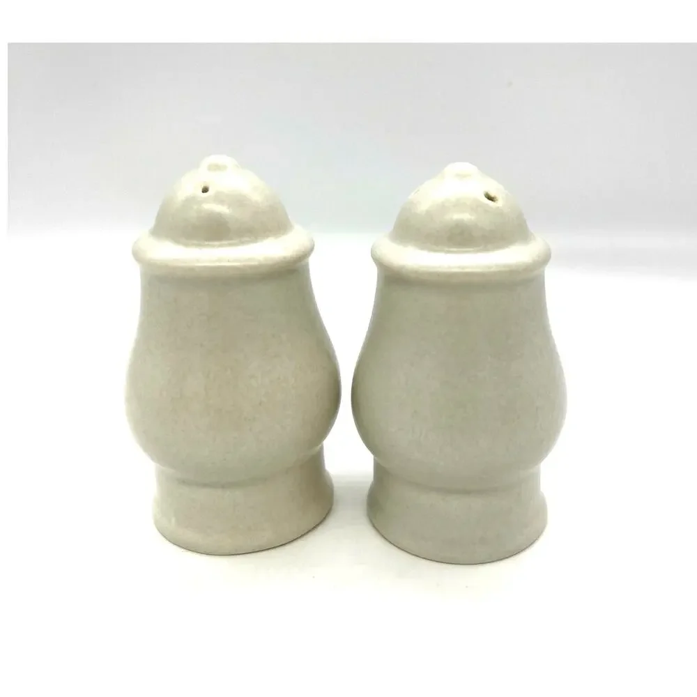 Vintage Pfaltzgraff Yorktowne Salt & Pepper Shakers 4